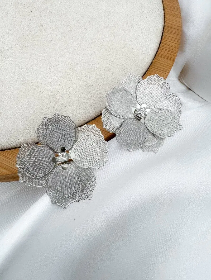Brinco Folheado a Prata Flor Camadas Texturizadas