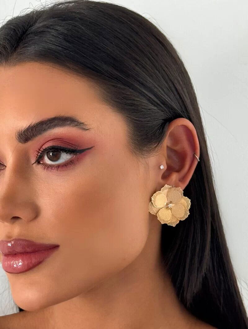 Brinco Folheado a Prata Flor Camadas Texturizadas