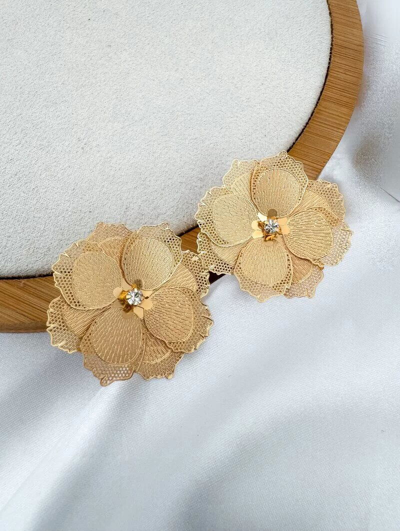 Brinco Folheado a Prata Flor Camadas Texturizadas