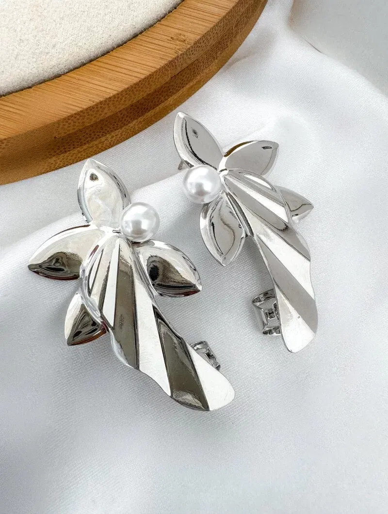 Brinco Folheado a Prata Flor Perfil Cinco Pétalas com Pérola