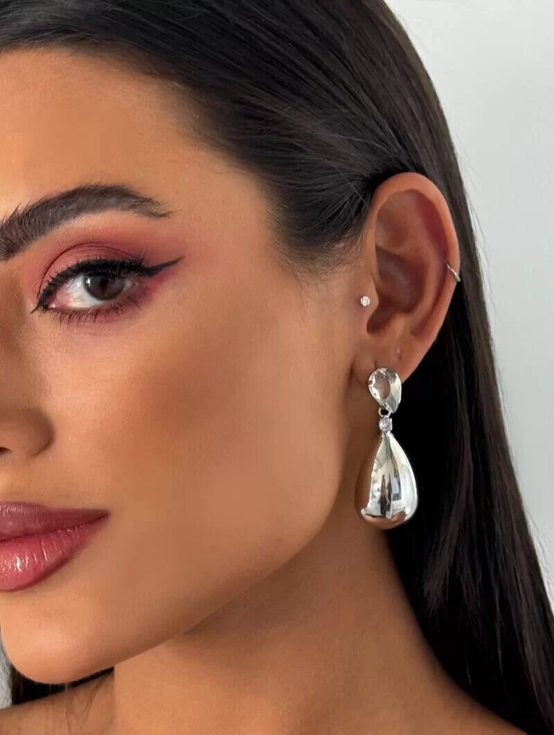 Brinco Folheado a Prata Gota Lisa com Ponteira de Zircônia