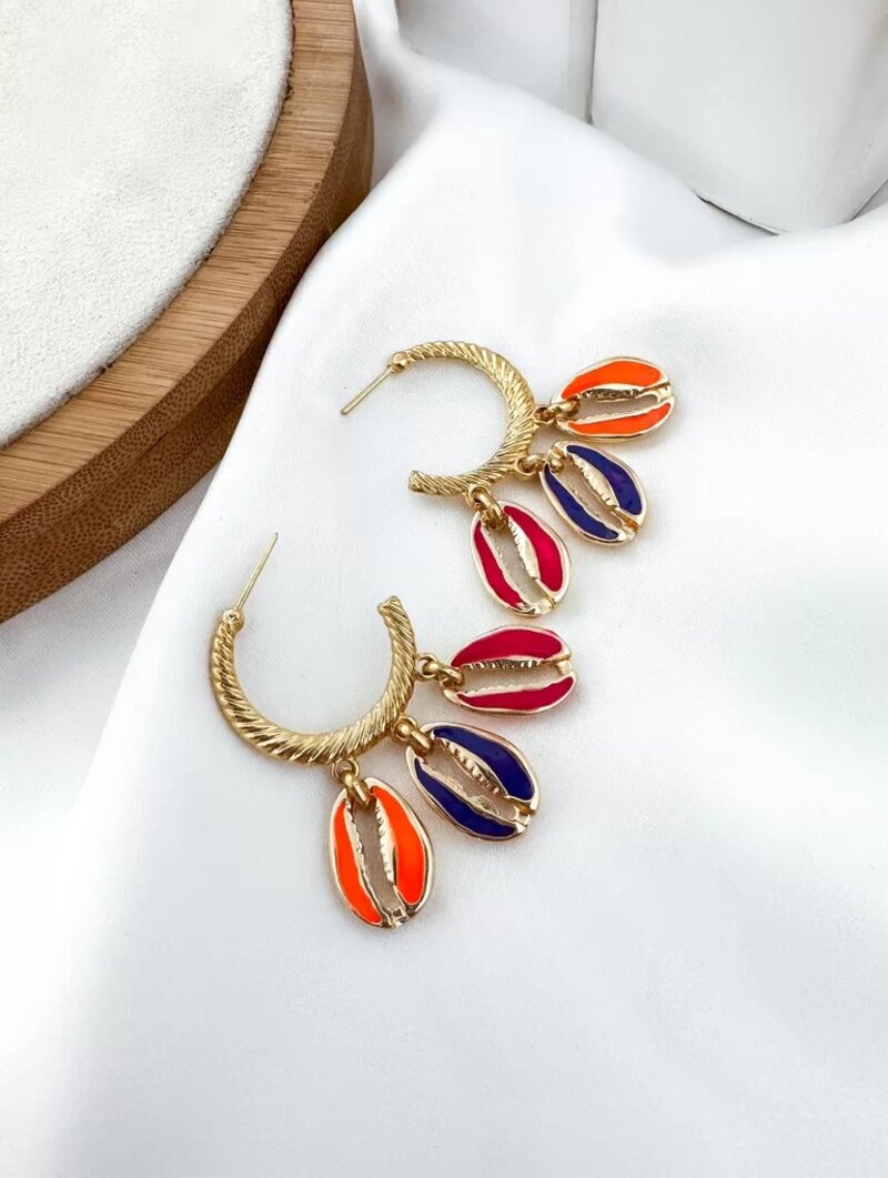 Brinco folheado argola três búzios esmaltado