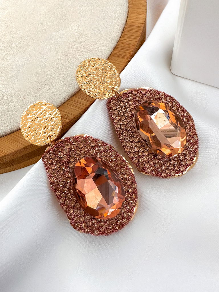 Brinco folheado chatton martelado com manta brilhante com micro zircônia e cristal