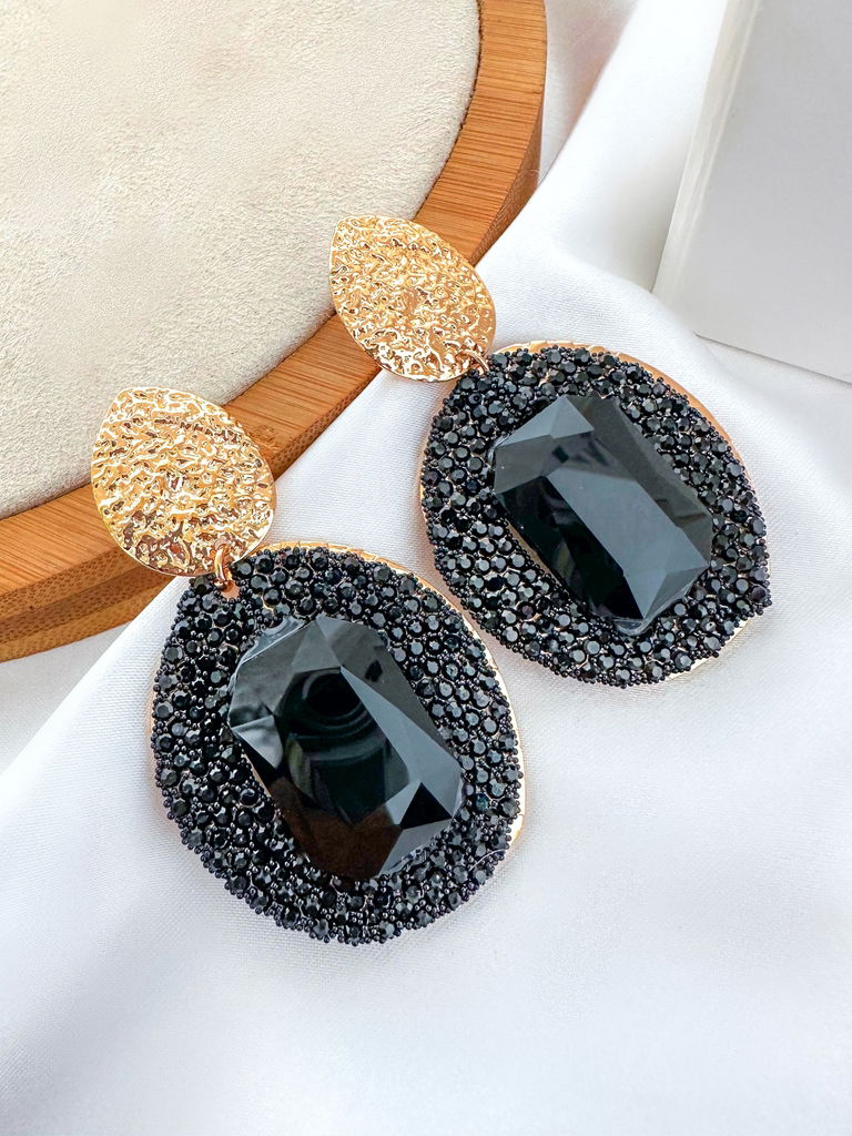 Brinco folheado chatton martelado com manta brilhante com micro zircônia e cristal