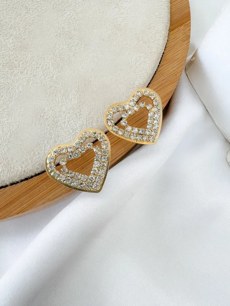 Brinco Folheados a Ouro 18k e Prata Argola Coração Vazada Cravejada