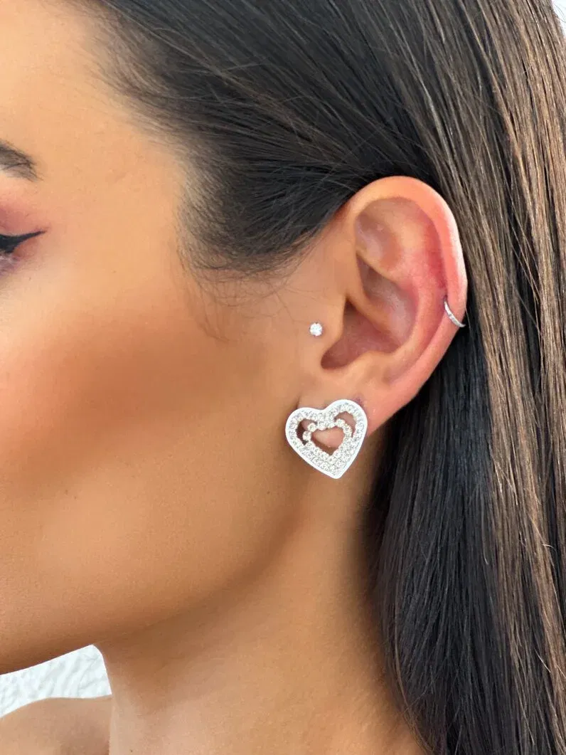 Brinco Folheados a Ouro 18k e Prata Argola Coração Vazada Cravejada