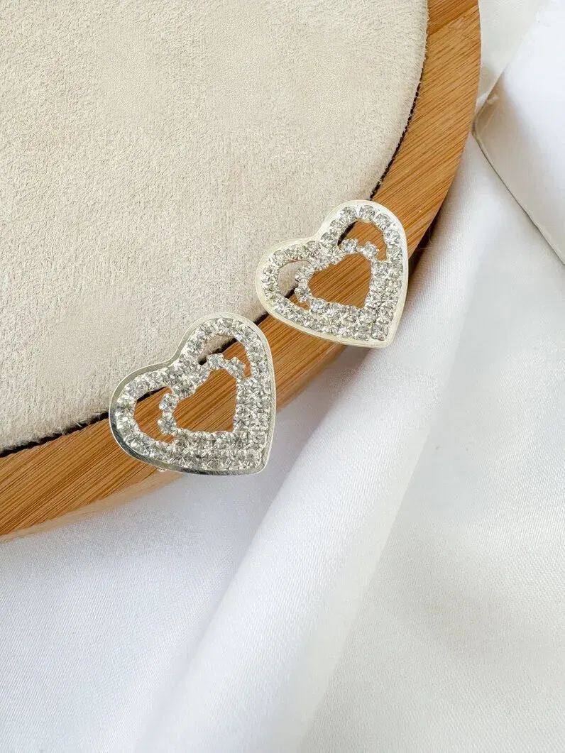 Brinco Folheados a Ouro 18k e Prata Argola Coração Vazada Cravejada