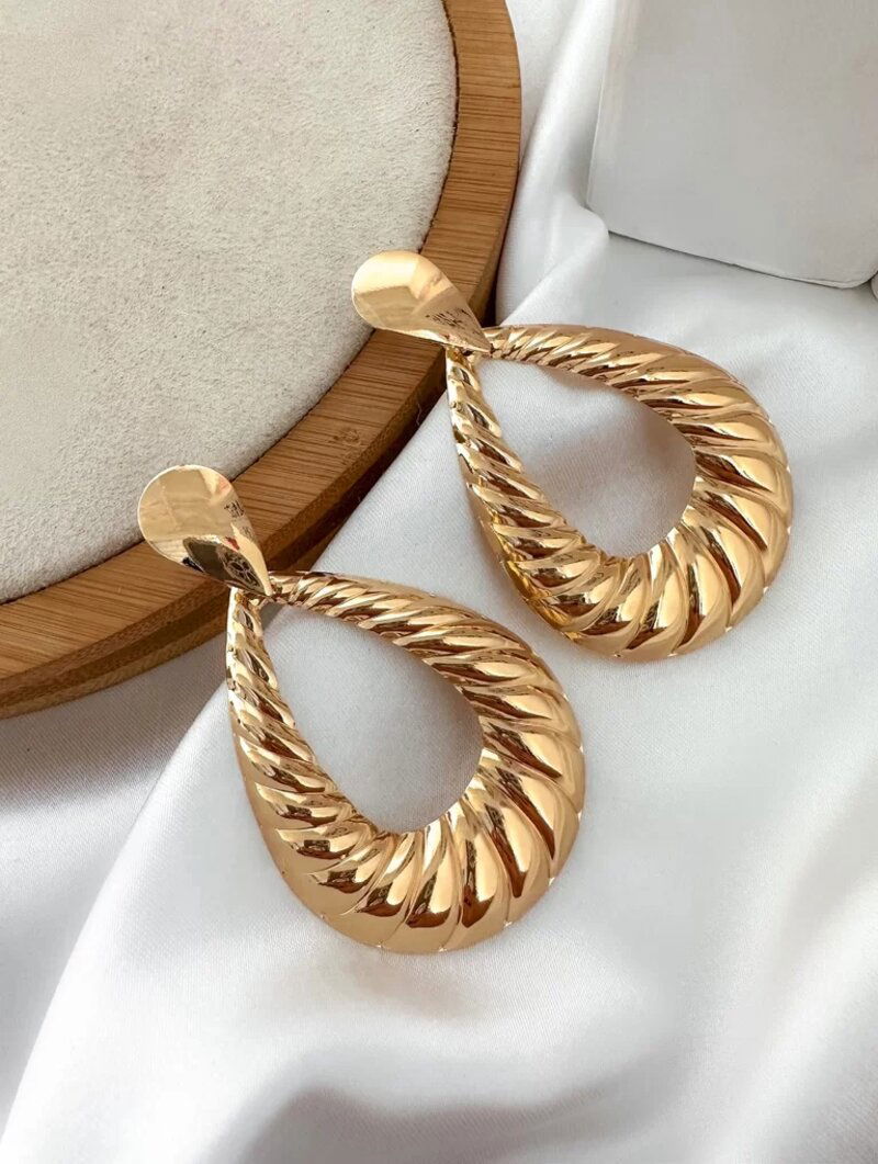 Brinco gota trabalhada folheada a ouro 18k e prata 925