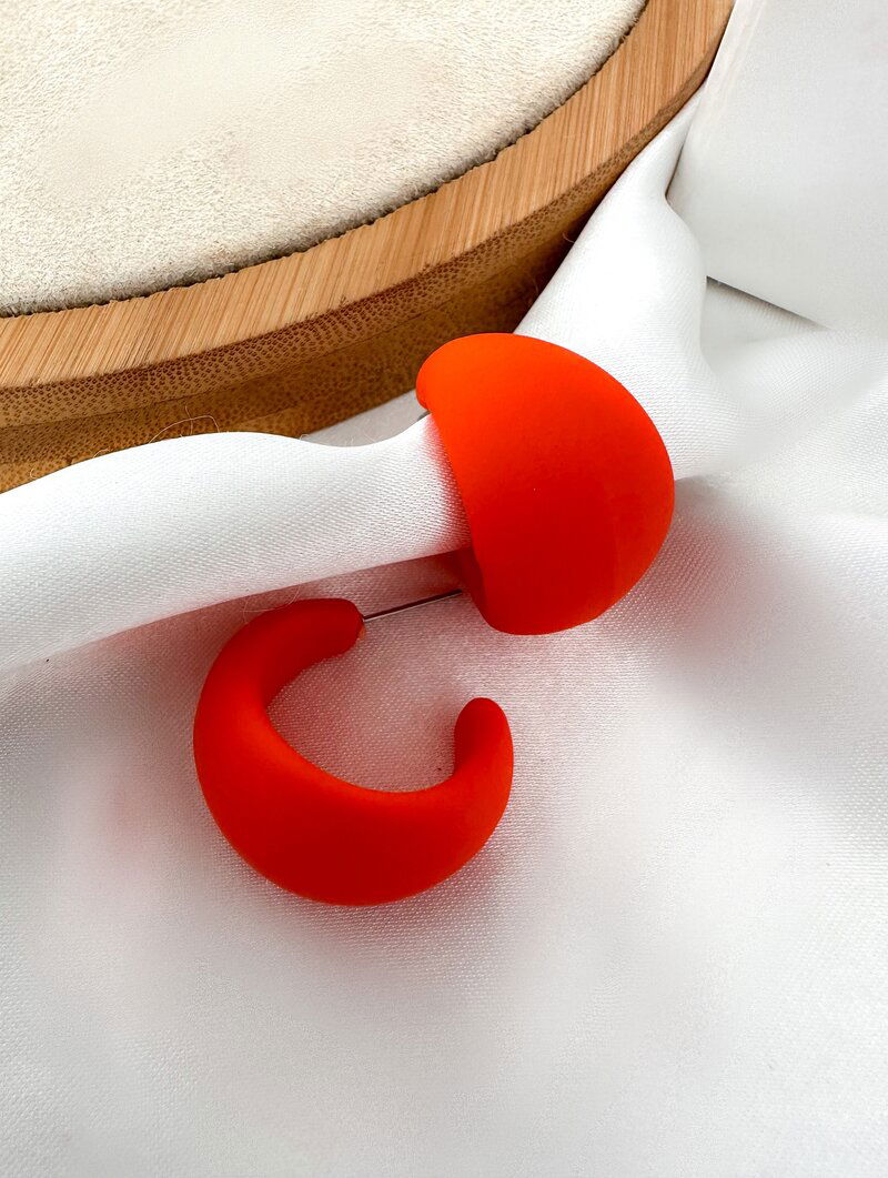 Brinco Meia Argola Resina