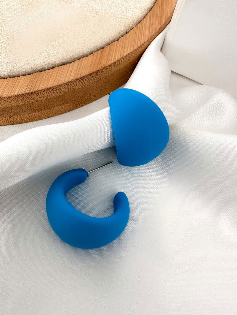 Brinco Meia Argola Resina