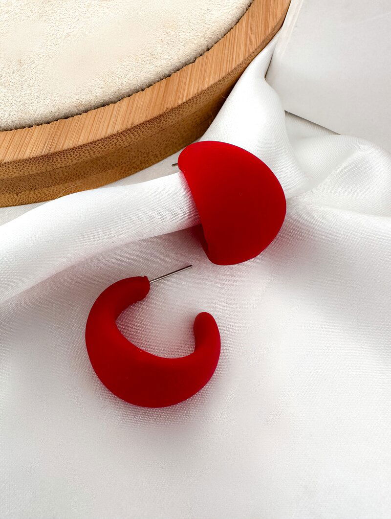 Brinco Meia Argola Resina