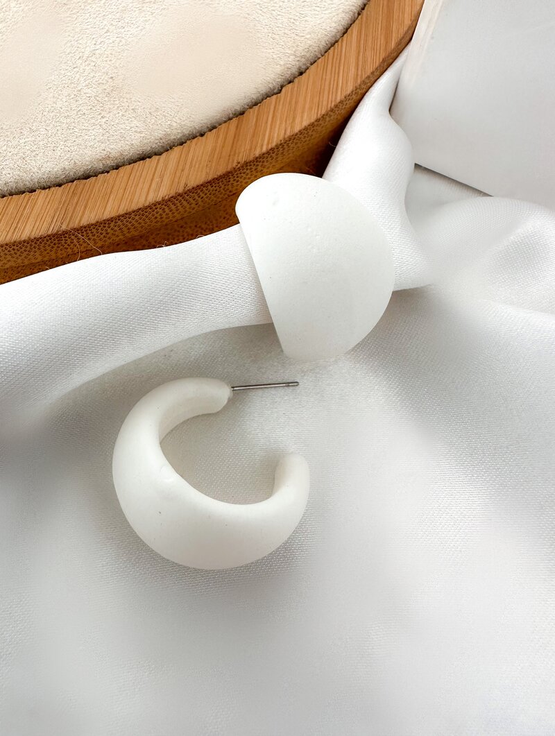 Brinco Meia Argola Resina