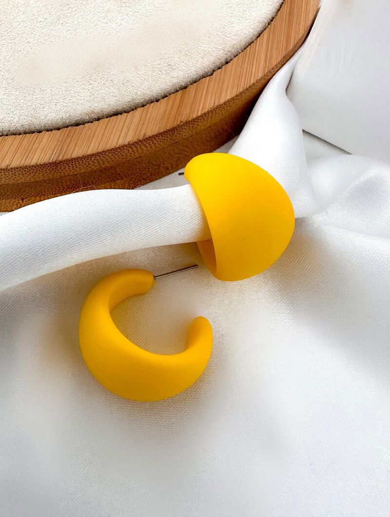 Brinco Meia Argola Resina