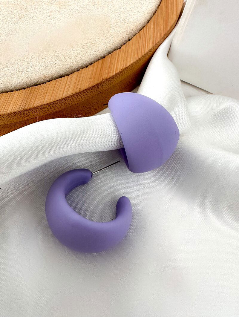 Brinco Meia Argola Resina