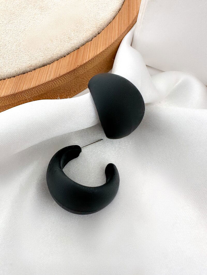 Brinco Meia Argola Resina