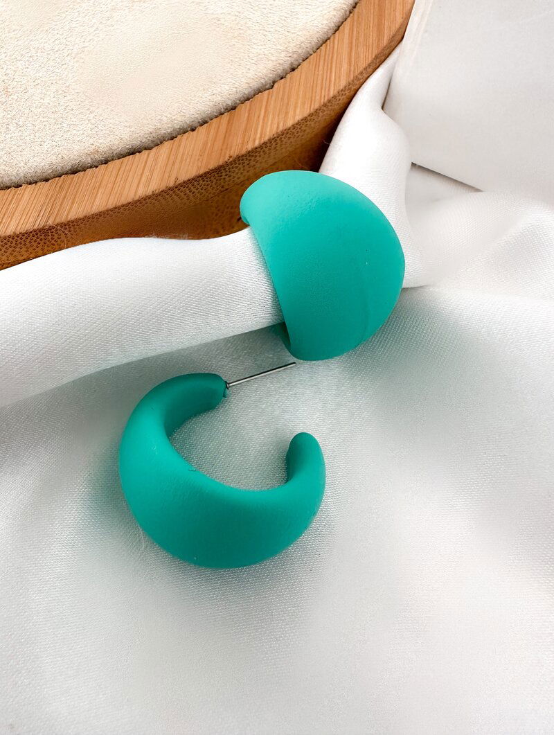 Brinco Meia Argola Resina