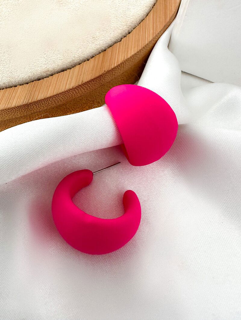 Brinco Meia Argola Resina