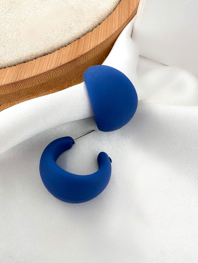 Brinco Meia Argola Resina