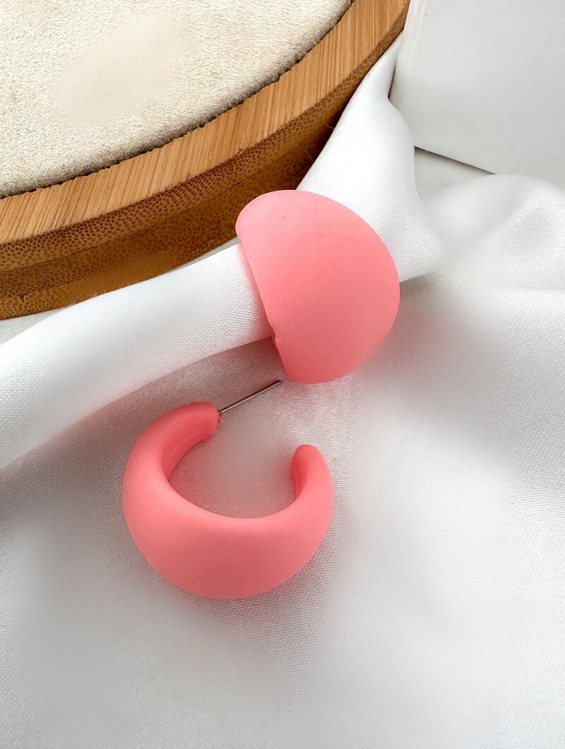 Brinco Meia Argola Resina