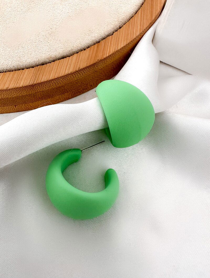 Brinco Meia Argola Resina