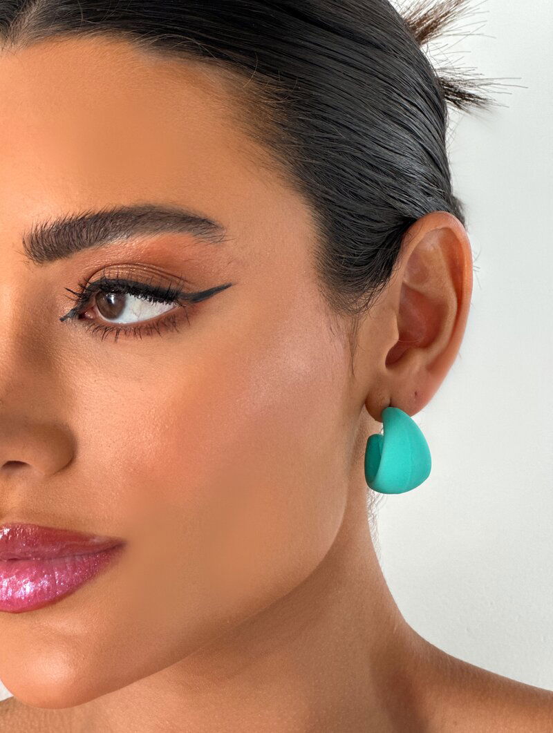 Brinco Meia Argola Resina