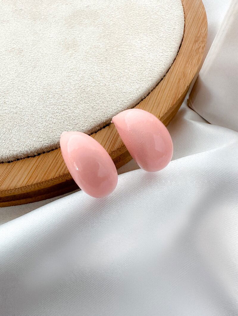 Brinco Meia Gota Resinado