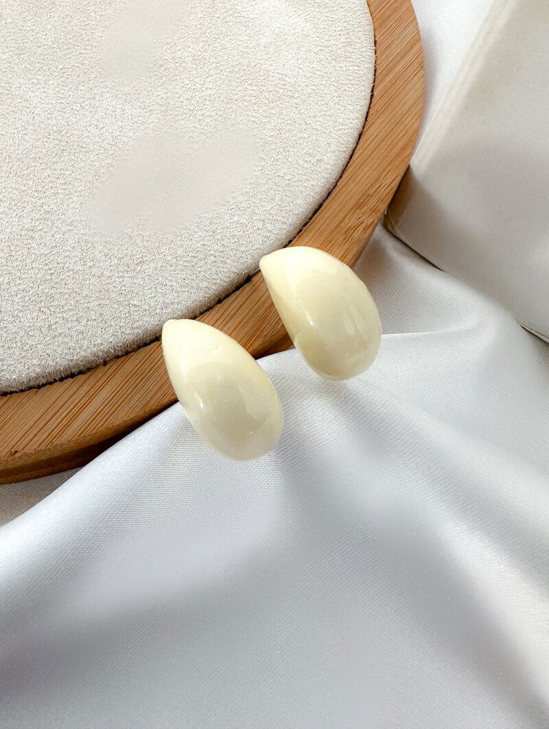 Brinco Meia Gota Resinado