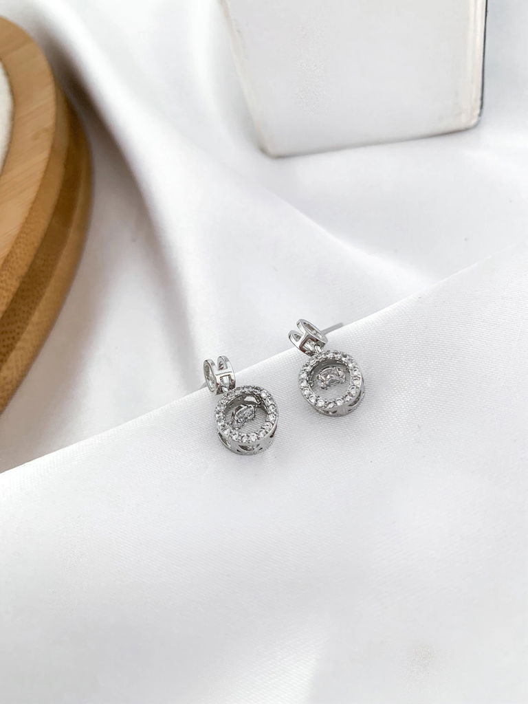 Brinco ponteira folheado a ouro 18K com ponto de luz e borda em microzirconia.