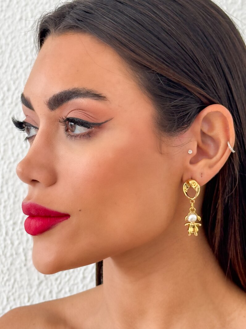 Brinco Semi Joia Martelado Menino ou Menina com Perola