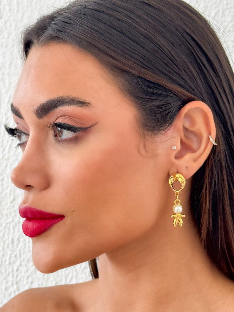 Brinco Semi Joia Martelado Menino ou Menina com Perola