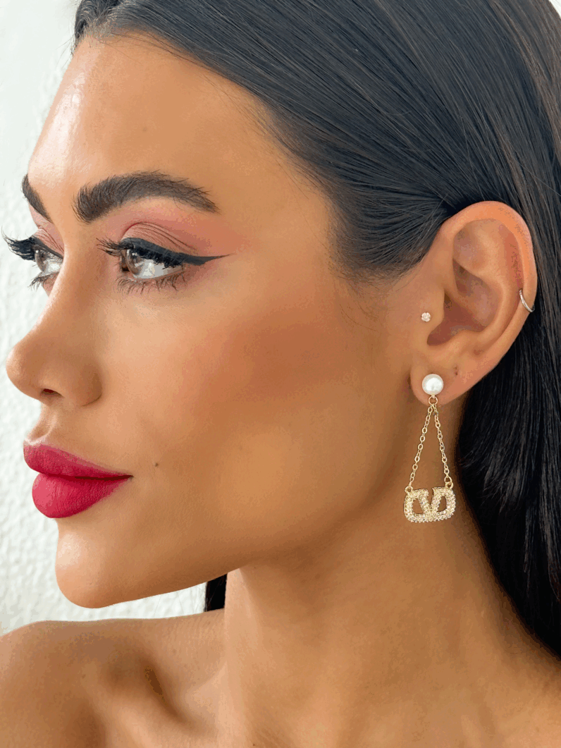 Brinco Semi Joia Ouro e Prata Inspiração V Cravejado Com Pérola