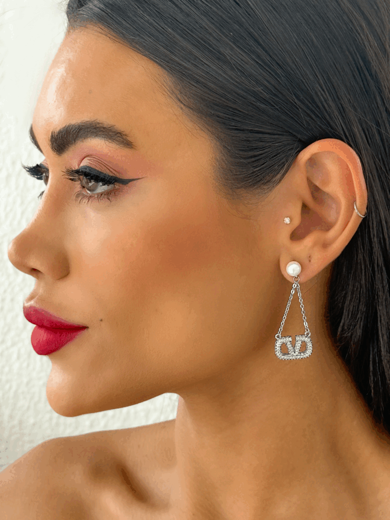 Brinco Semi Joia Ouro e Prata Inspiração V Cravejado Com Pérola