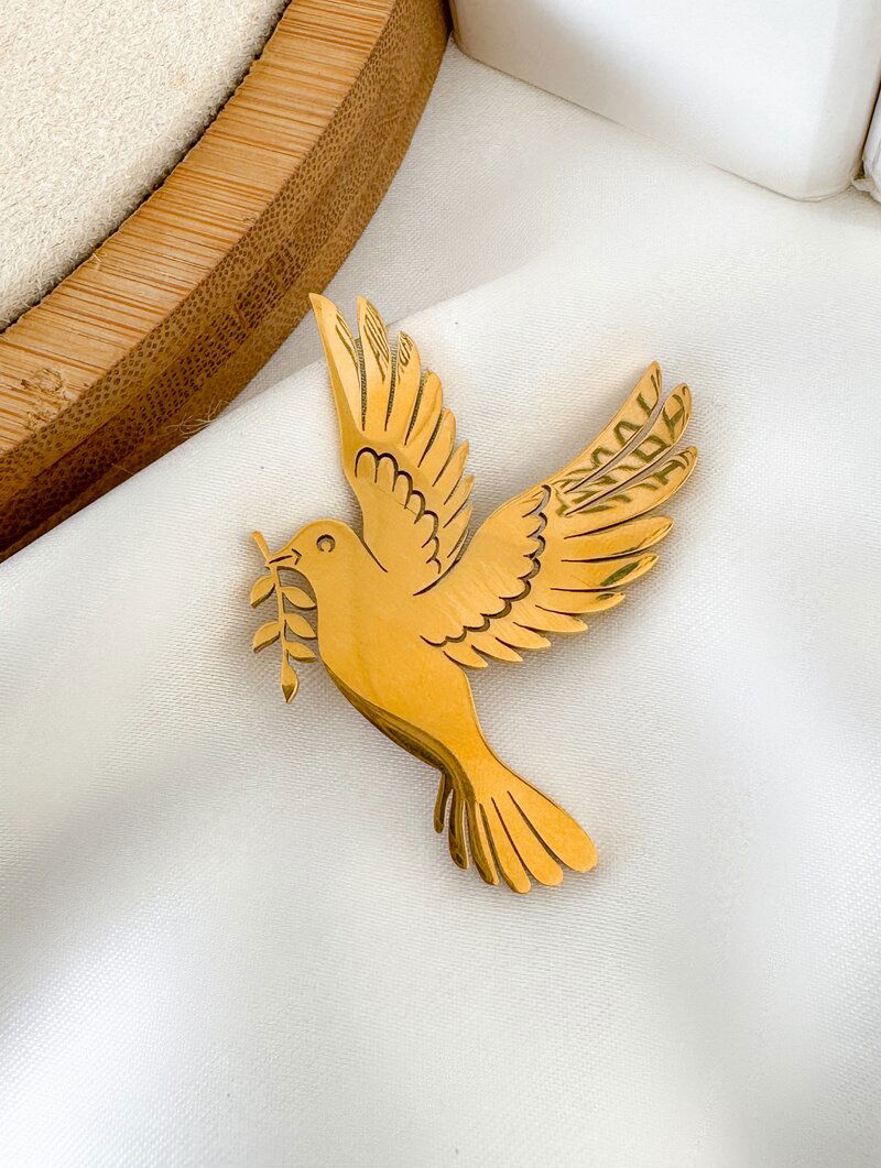 Broche Folheado a Ouro 18k e Prata Espírito Santo