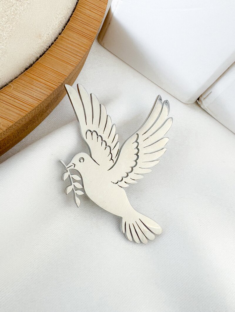 Broche Folheado a Ouro 18k e Prata Espírito Santo