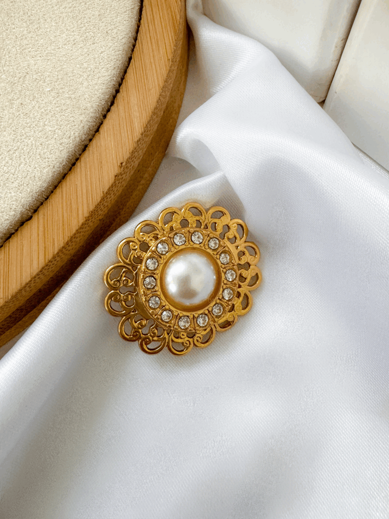Broche Semi Joia Cravejado com perola no centro