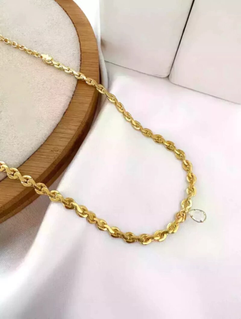 Choker com gota de zircônia folheado a ouro 18k.