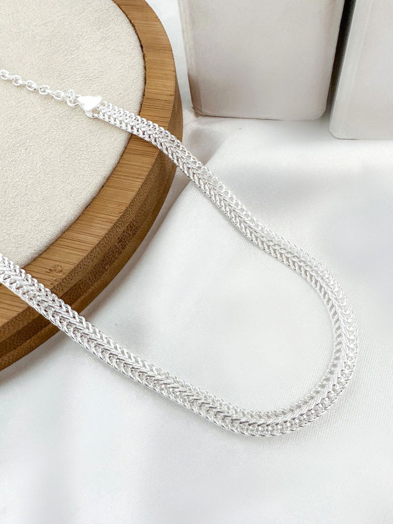 choker cordão lacraia folheado a ouro 18k, prata 925 e níquel.