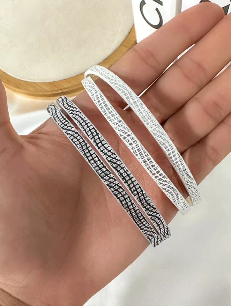 Choker courinho brilhante.
