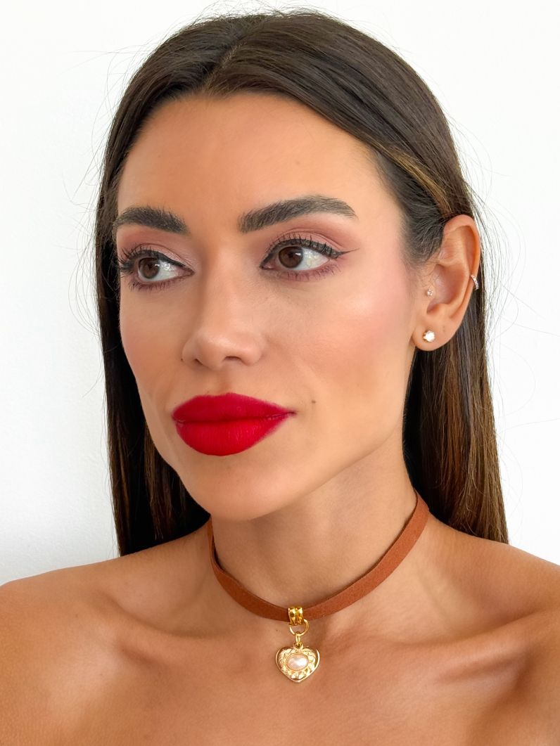 Choker Courinho Design Coração Resinado