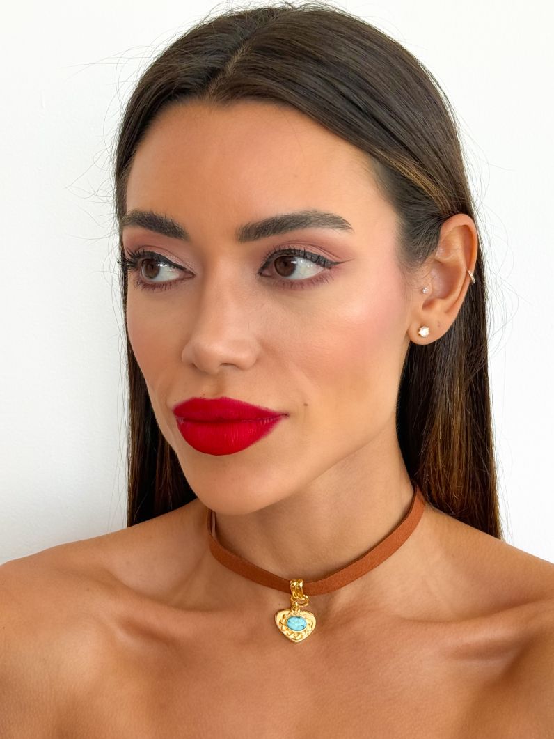 Choker Courinho Design Coração Resinado
