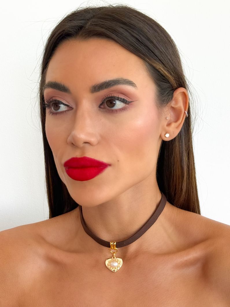 Choker Courinho Design Coração Resinado