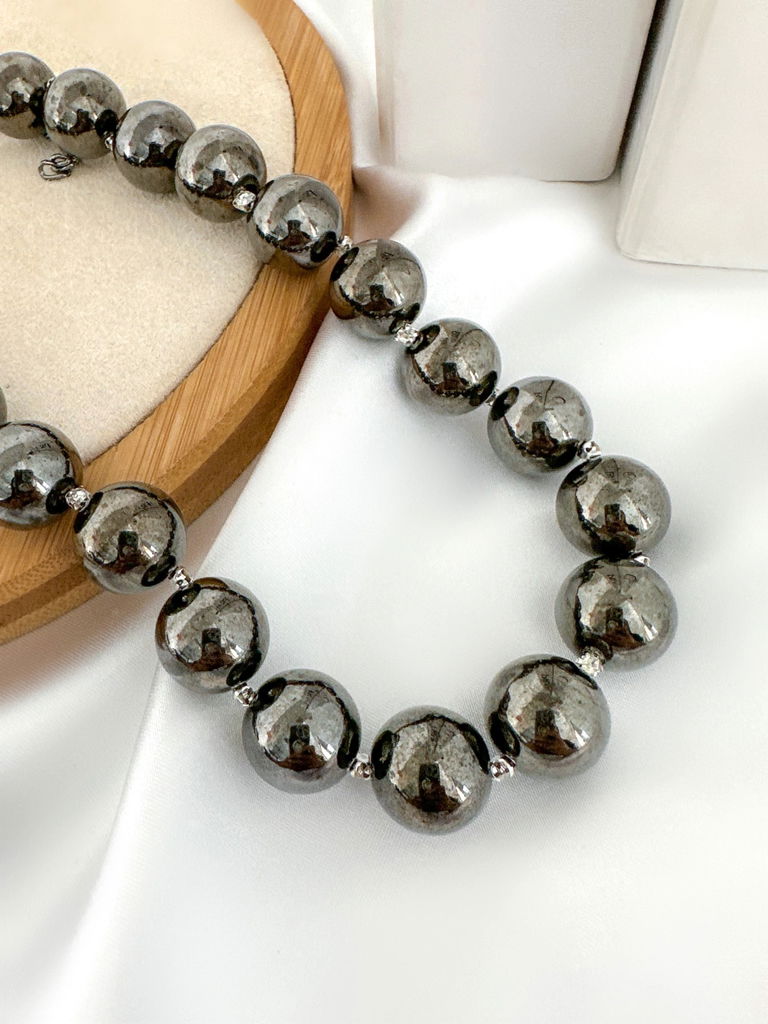 Choker de esferas lisas com entre meio de strass