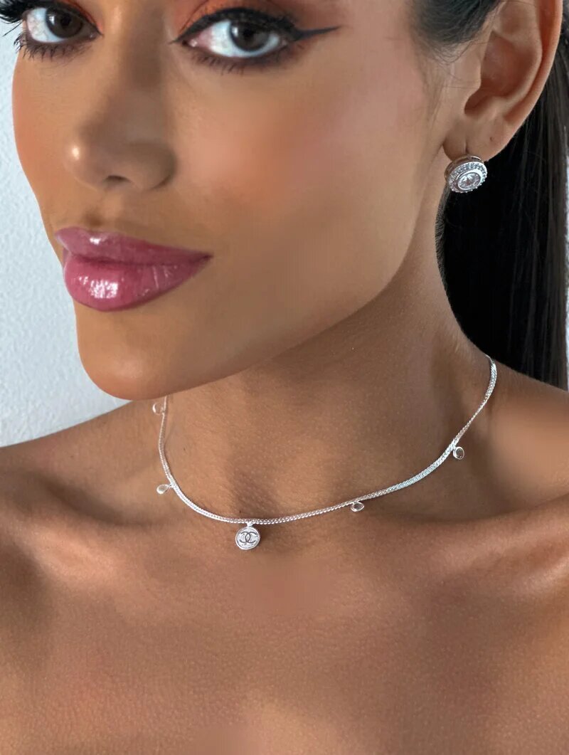Choker de fita laminada com pontos de luz e medalha inspiração alta joalheria folheado a ouro 18k e prata 925.