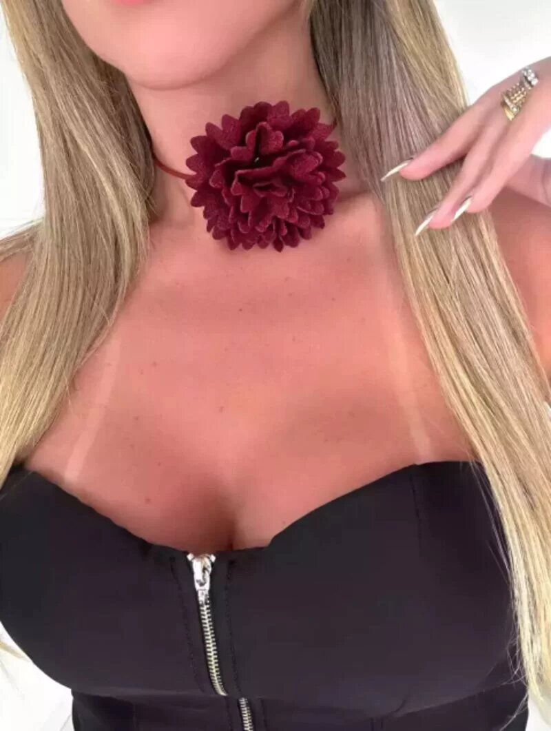 Choker de flor colorida.