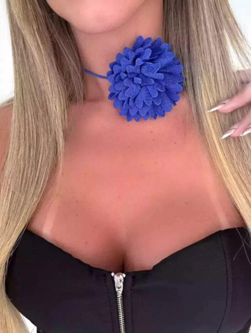 Choker de flor colorida.