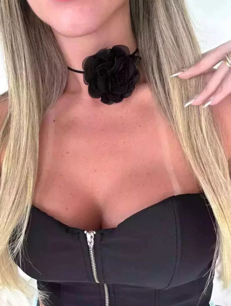 Choker de flor colorida.