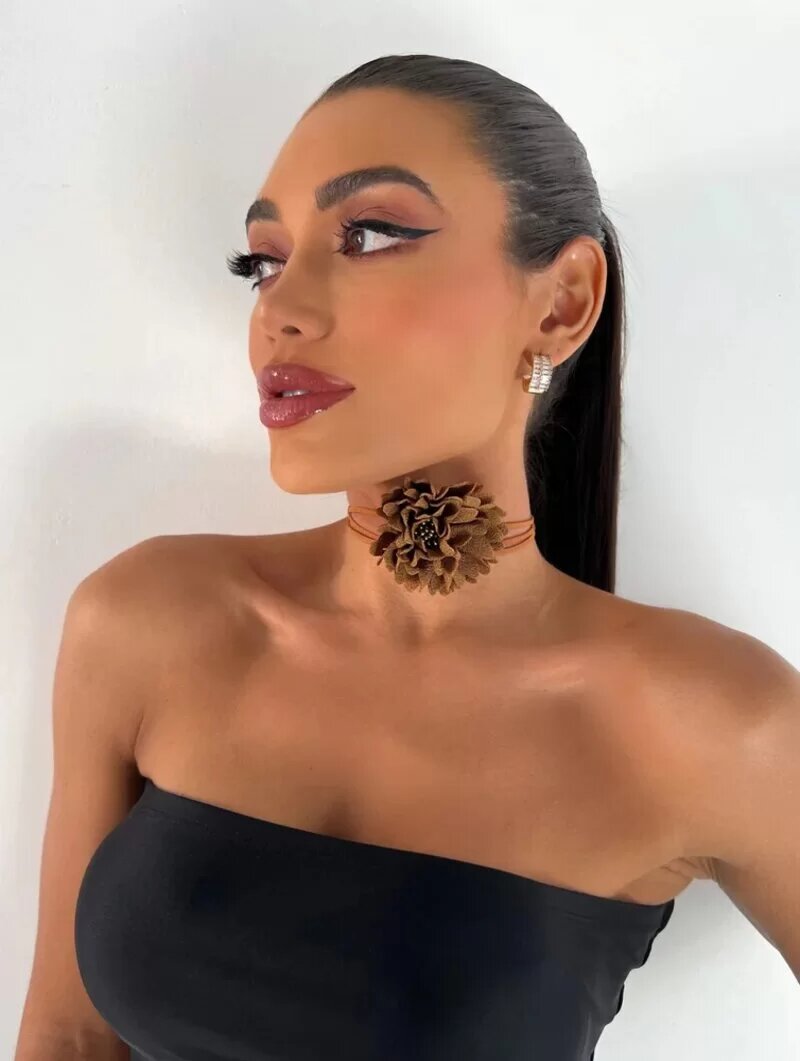 Choker de flor colorida.