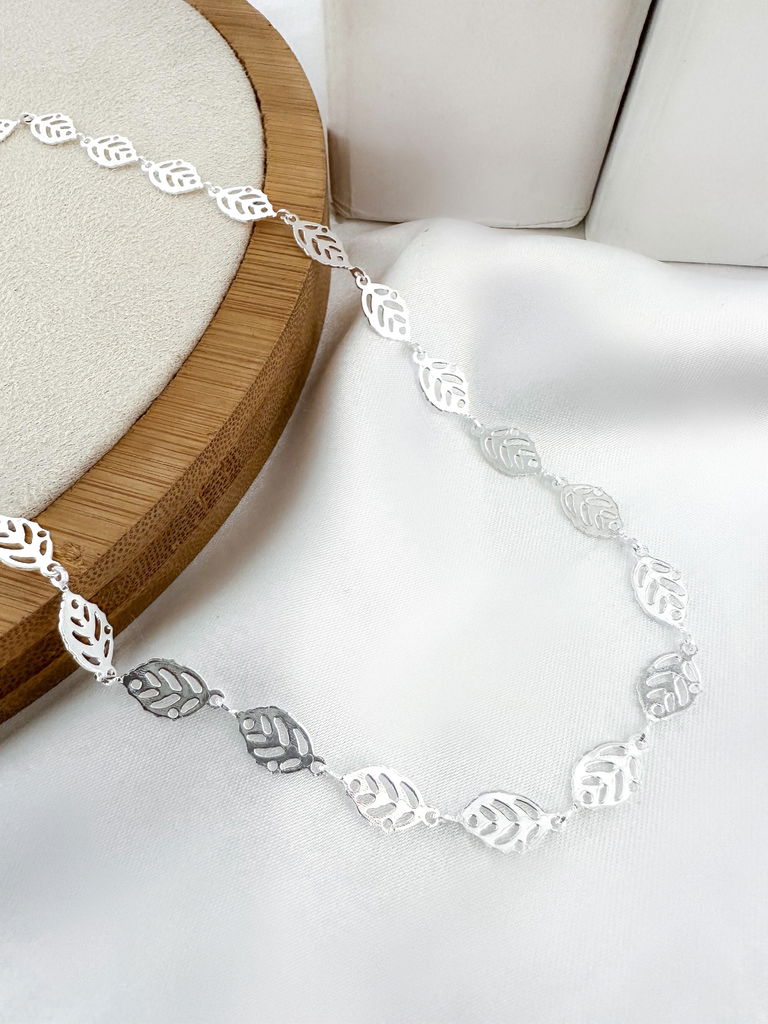 Choker de folhas vazadas folheado a ouro 18k e prata 925