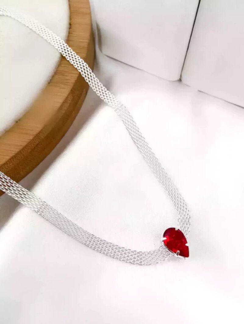 Choker de manta folheada com ponto de luz formato gota.