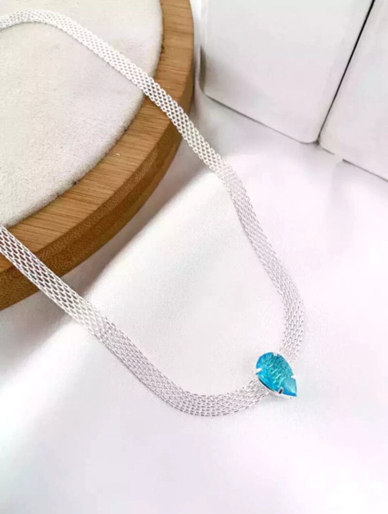 Choker de manta folheada com ponto de luz formato gota.